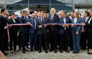 Emmanuel Macron inaugure le Laboratoire d’Excellence d’EssilorLuxottica