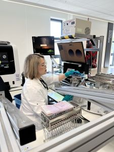 Emmanuel Macron inaugure le Laboratoire d’Excellence d’EssilorLuxottica - contrôle des verres