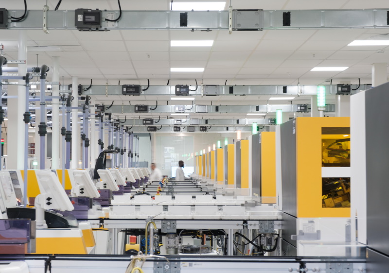 Emmanuel Macron inaugure le Laboratoire d’Excellence d’EssilorLuxottica - lignes de production
