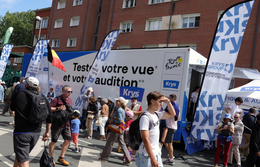 Krys réalise plus de 6 000 tests optiques et auditifs sur les Tours de France Hommes et Femmes 2025
