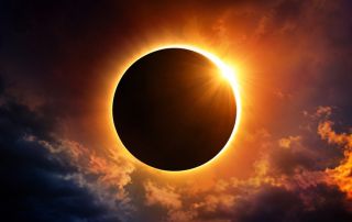 Lunettes d’éclipse - le gouvernement multiplie les contrôles et oriente les Français vers les opticiens