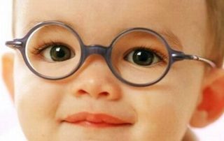 Bébé portant des lunettes