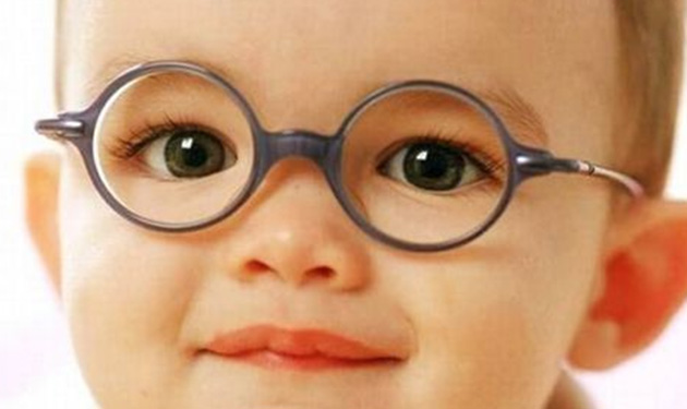 Bébé portant des lunettes