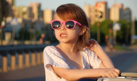 mois-de-l-enfant-criteres-lunettes-de-soleil-enfant-image-une